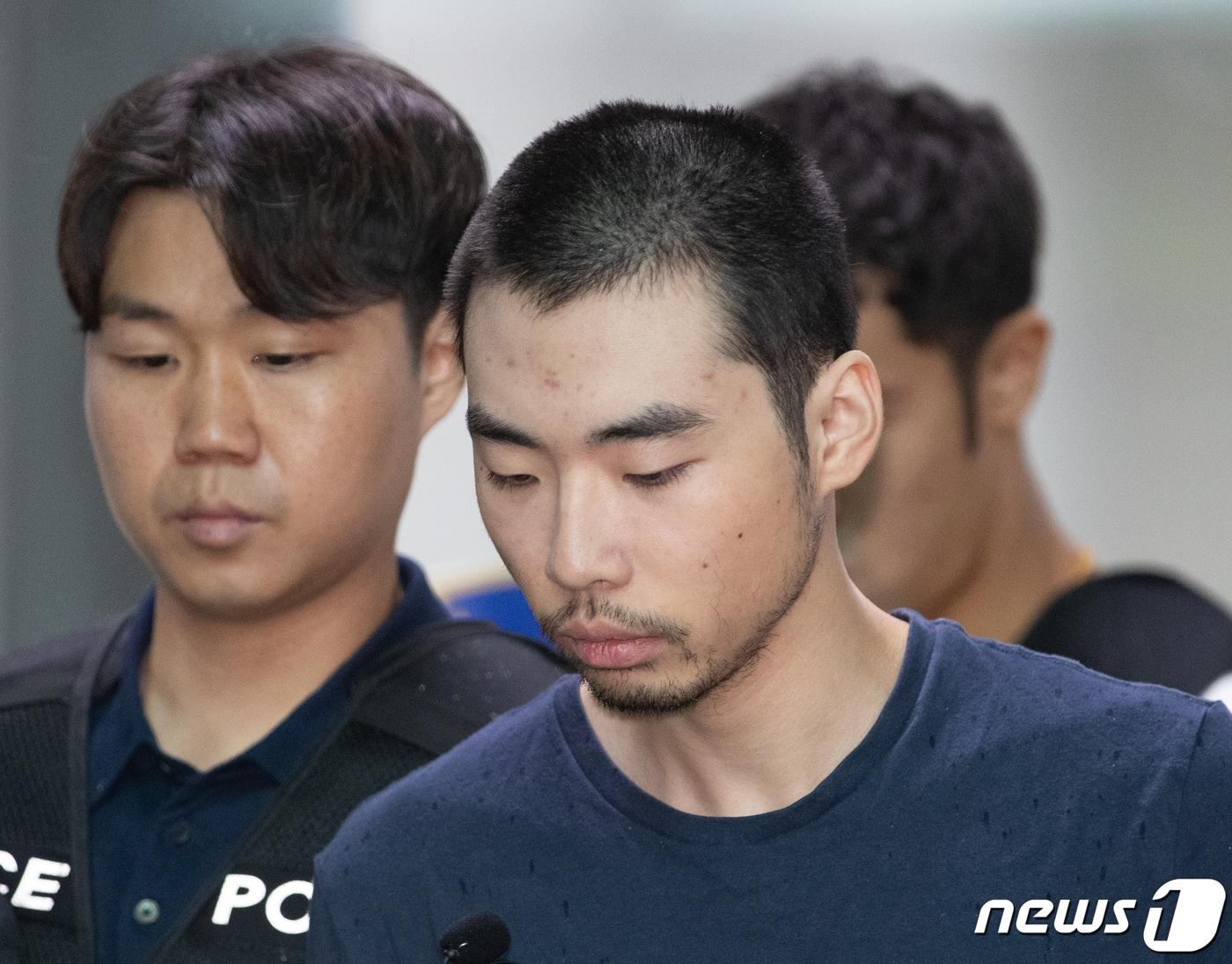 본문 이미지 - 14명의 사상자를 낸 '서현역 흉기난동' 사건의 피의자 최원종이 10일 오전 검찰로 송치되기 위해 경기도 성남시 수정경찰서에서 호송차로 향하고 있다. 2023.8.10/뉴스1 ⓒ News1 이재명 기자