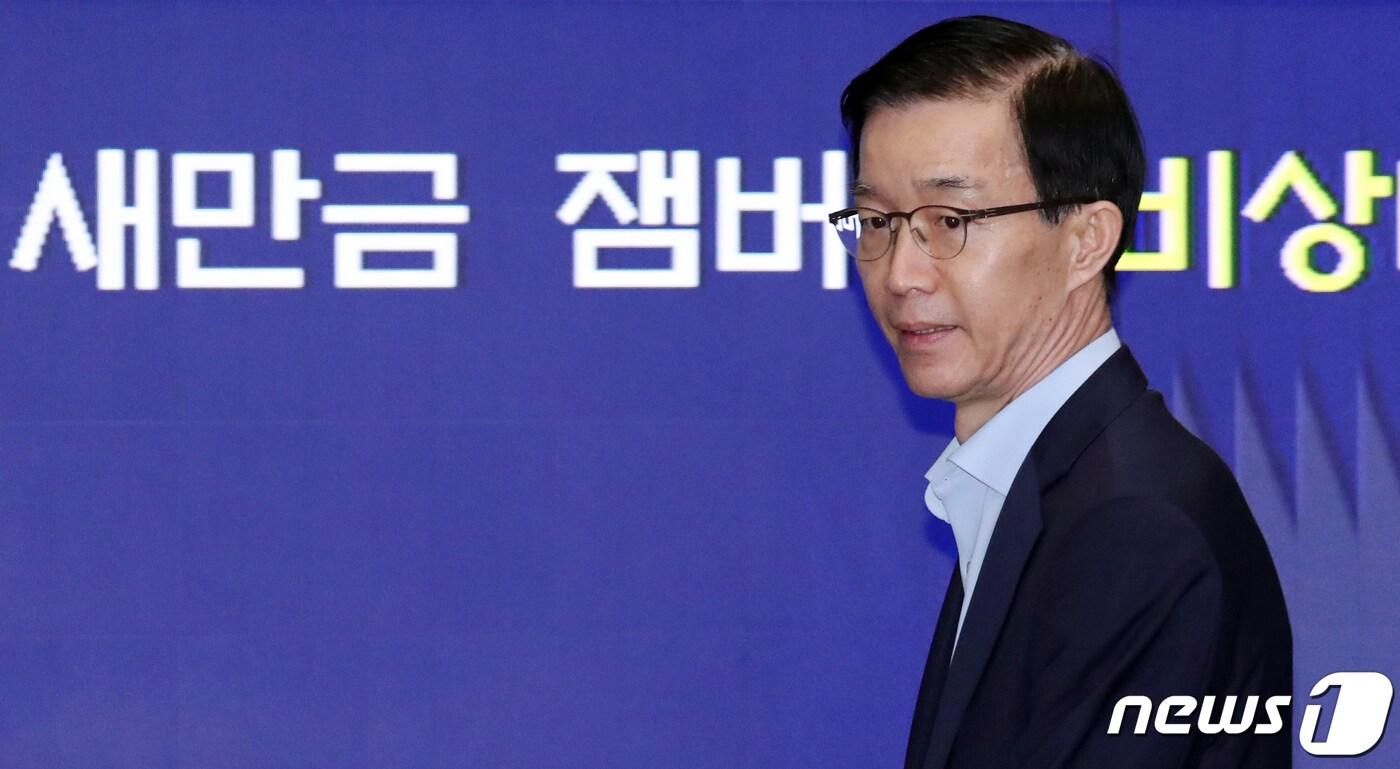 본문 이미지 - 방문규 국무조정실장이 서울 종로구 세종대로 정부서울청사에서 열린 새만금 잼버리 비상대책반 회의에 참석하고 있다. 2023.8.10/뉴스1 ⓒ News1 김명섭 기자