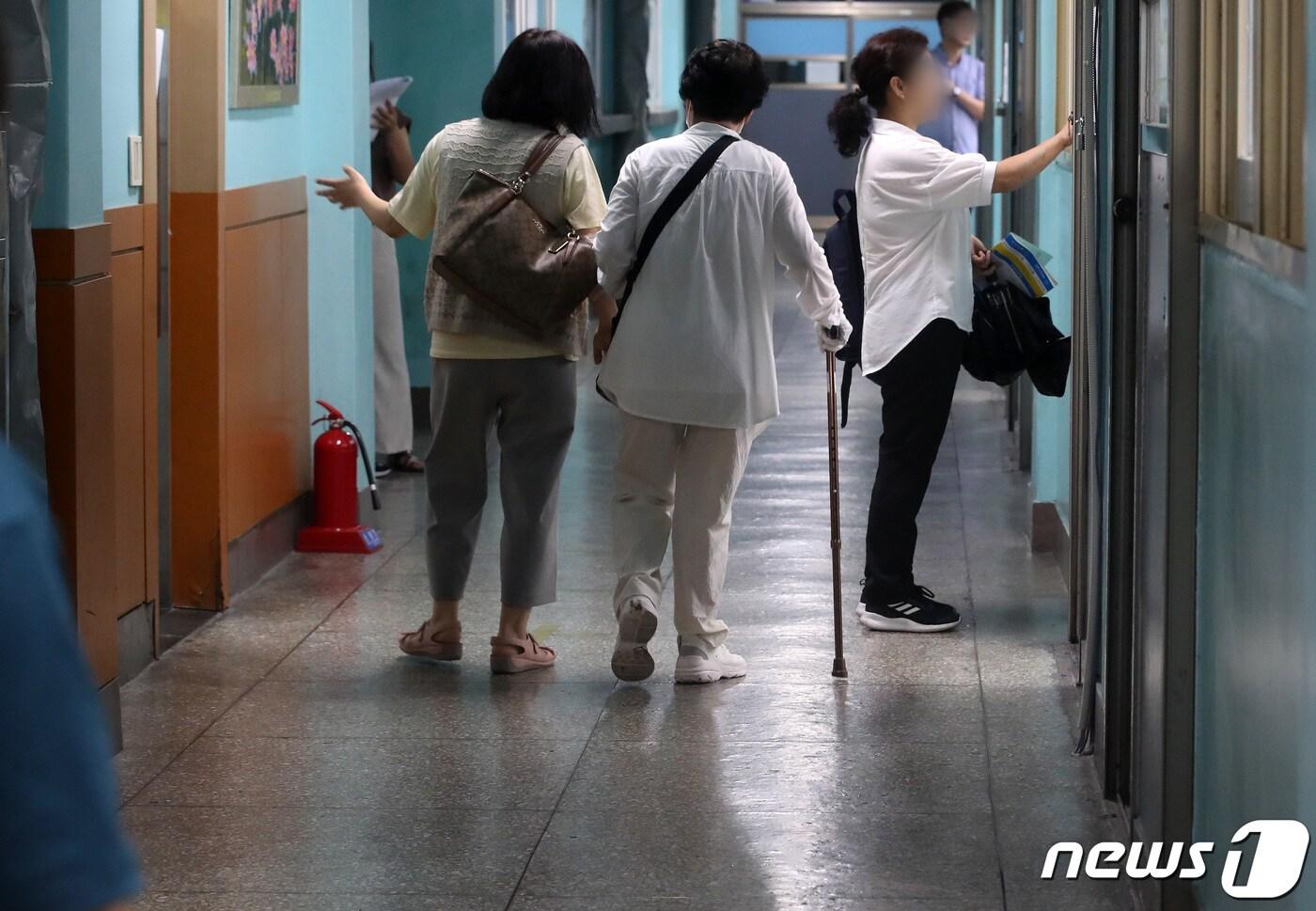 본문 이미지 - 2023년도 제2회 초·중·고졸 학력인정 검정고시가 실시된 10일 오전 서울 용산구 선린중학교 고사장에서 지팡이를 짚은 한 고령의 응시생이 입실하고 있다. 2023.8.10/뉴스1 ⓒ News1 이동해 기자