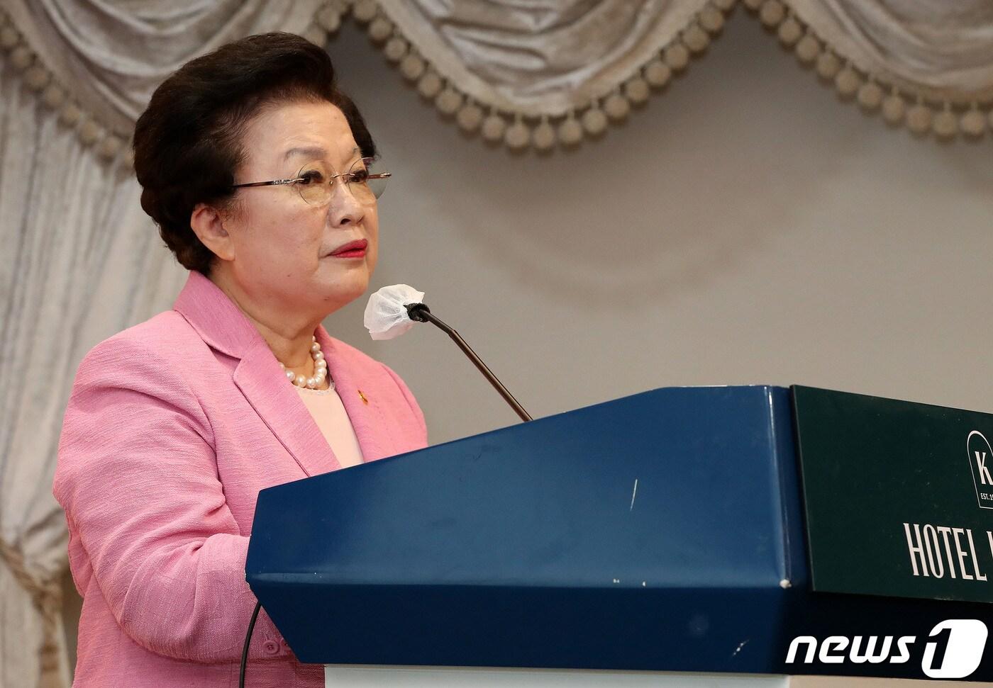 본문 이미지 - 이배용 국가교육위원회 위원장이 10일 서울 중구 코리아나호텔에서 열린 교권회복 및 보호를 위한 교육부-국가교육위원회 공동주최 토론회에서 환영사를 하고 있다. 2023.8.10/뉴스1 ⓒ News1 박세연 기자