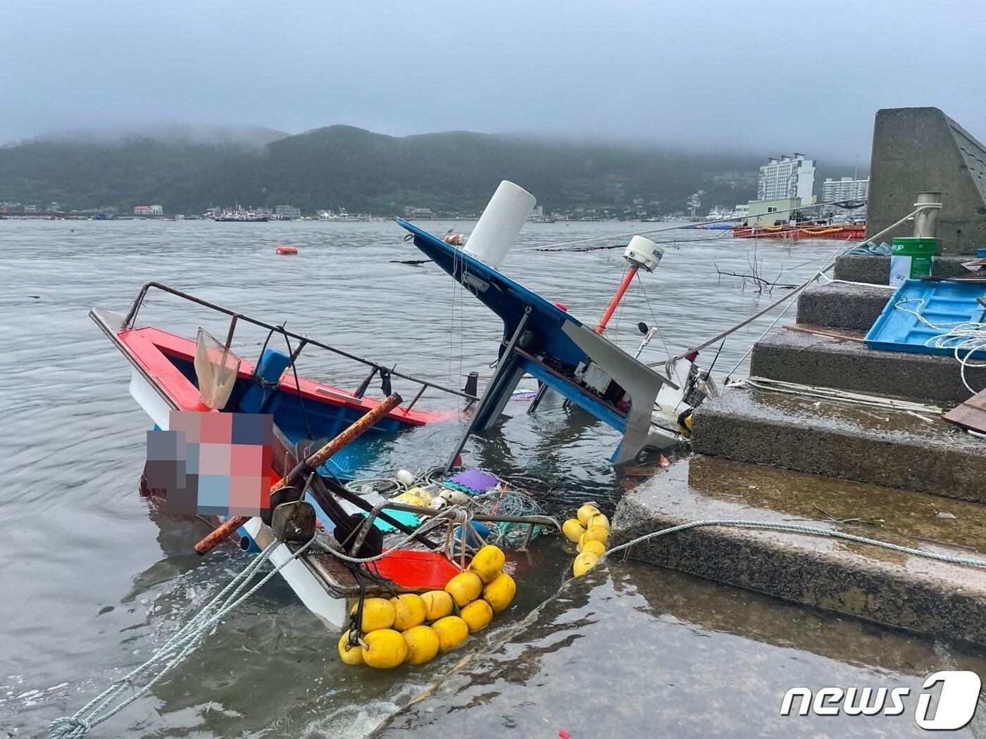본문 이미지 - 9일 경남 거제시 일운면 지세포항에서 피항 중이던 연안복합어선이 침몰해 있다.(창원해경 제공)