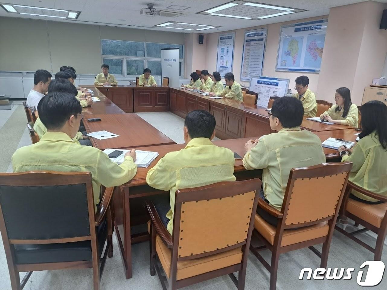 본문 이미지 - 천창수 울산교육감이 10일 오전 8시 울산시교육청 4층 상황실에서 울산 지역 학교와 기관의 피해 상황을 점검하고 있다.(울산시교육청 제공)
