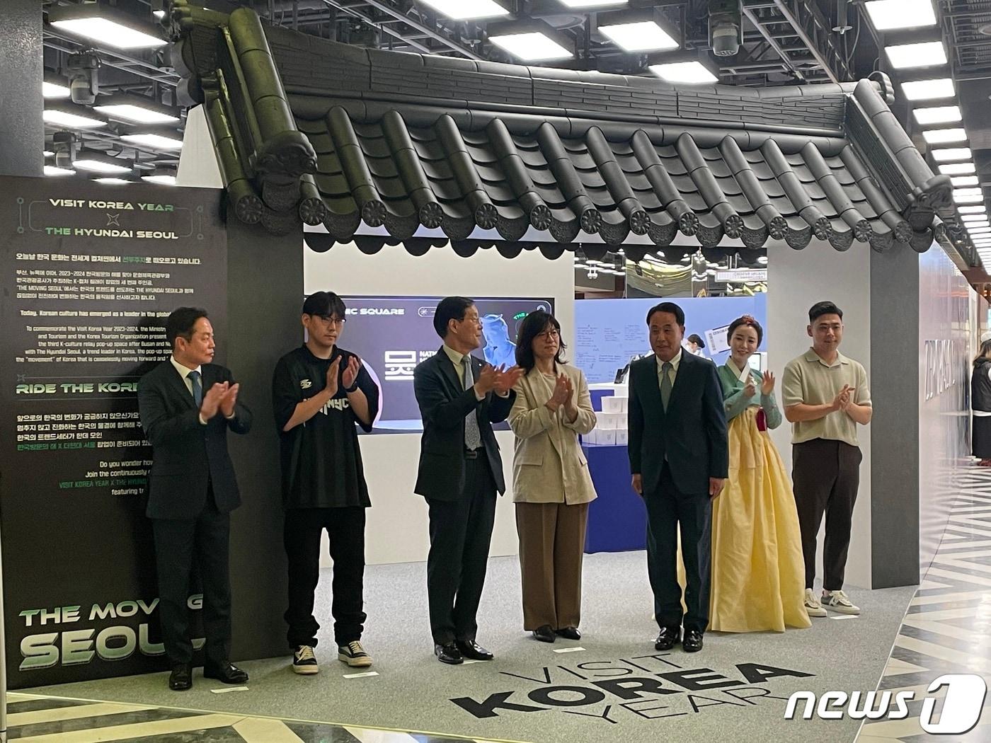 본문 이미지 - 서울 여의도 더현대 서울에서 진행된 'K-컬처 팝업 개막식'에서 김형종 현대백화점 대표(왼쪽에서 다섯 번째)가 인사를 하고 있다. ⓒ News1