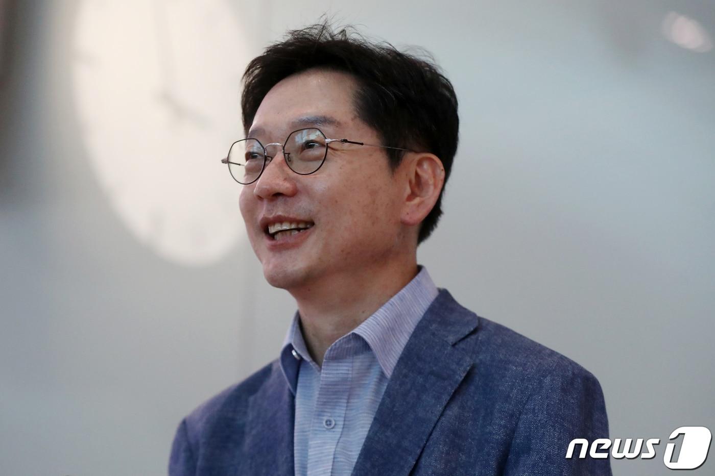 본문 이미지 - 김경수 전 경남도지사가 10일 오전 인천국제공항을 통해 영국 유학길에 오르기 앞서 취재진의 질문에 답하고 있다. 2023.8.10/뉴스1 ⓒ News1 민경석 기자