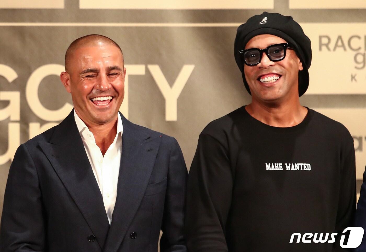 파비고 칸나바로와 호나우지뉴가 10일 오전 서울 영등포구 페어몬트 앰배서더 서울에서 열린 라싱시티그룹 초청 축구 레전드 3인 기자회견에서 기념촬영 도중 미소를 보이고 있다. 2023.8.10/뉴스1 ⓒ News1 김민지 기자