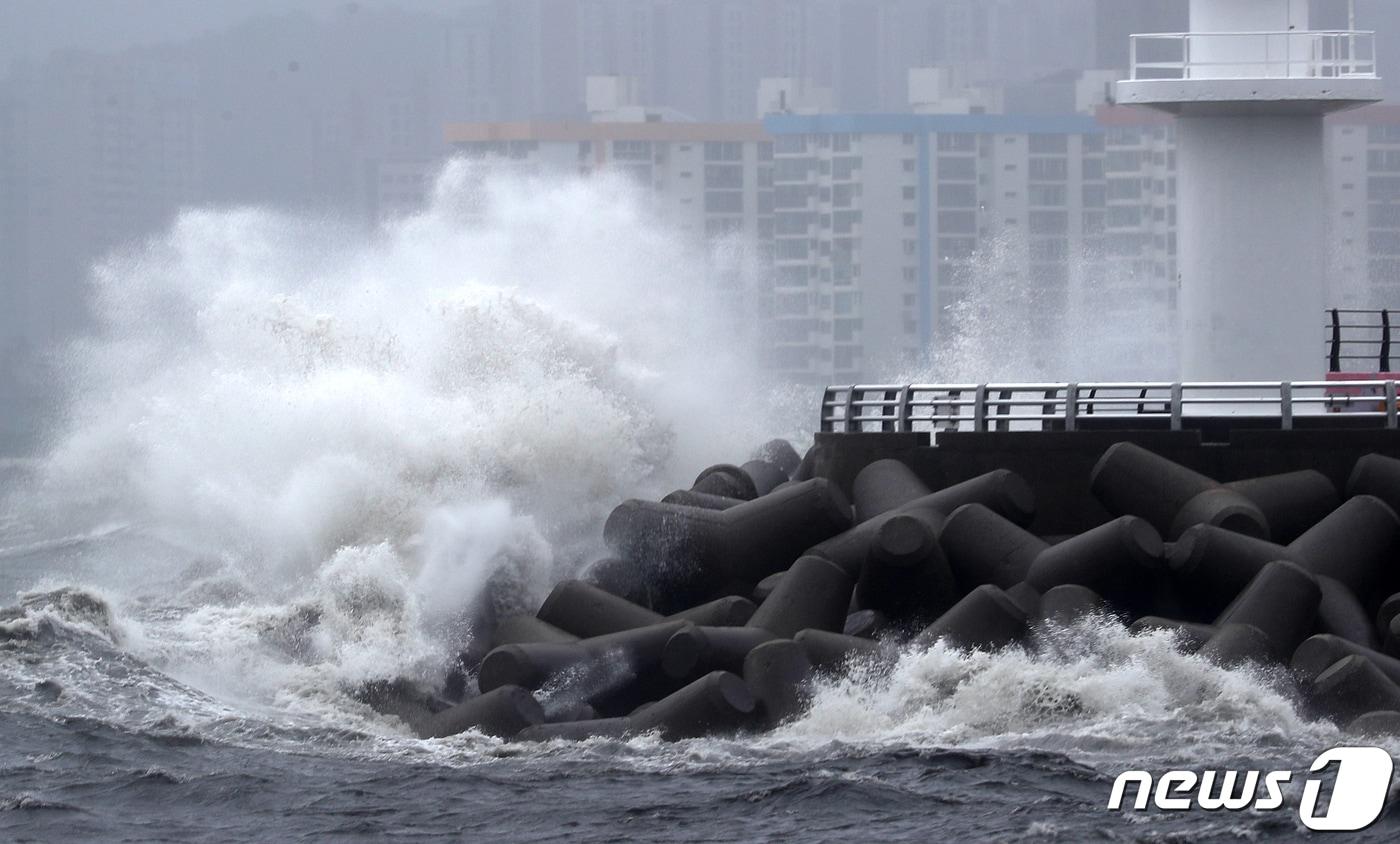 본문 이미지 -  부산 수영구 민락수변공원 일대 방파제에 거센 파도가 몰아치고 있다. 2023.8.10 ⓒ 뉴스1 윤일지 기자