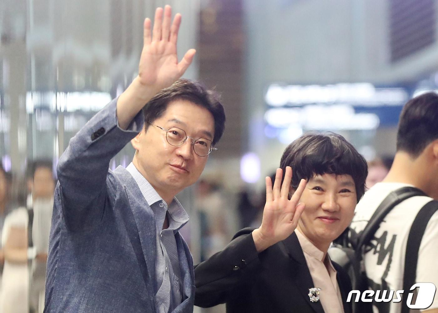 본문 이미지 - 김경수 전 경남도지사와 부인 김정순 씨가 2023년 8월 10일 오전 인천국제공항을 통해 영국 유학길에 오르고 있다. 2023.8.10/뉴스1 ⓒ News1 민경석 기자