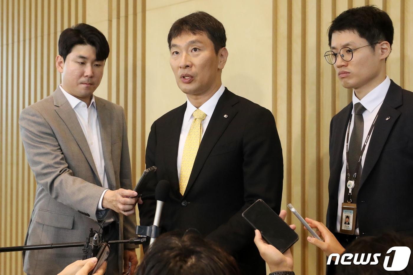 본문 이미지 - 이복현 금융감독원장이 10일 오전 인천 서구 하나금융그룹 글로벌캠퍼스에서 열린 '중소기업 ESG 경영지원 업무협약식'을 마친 뒤 취재진의 질문에 답하고 있다. 2023.8.10/뉴스1 ⓒ News1 민경석 기자