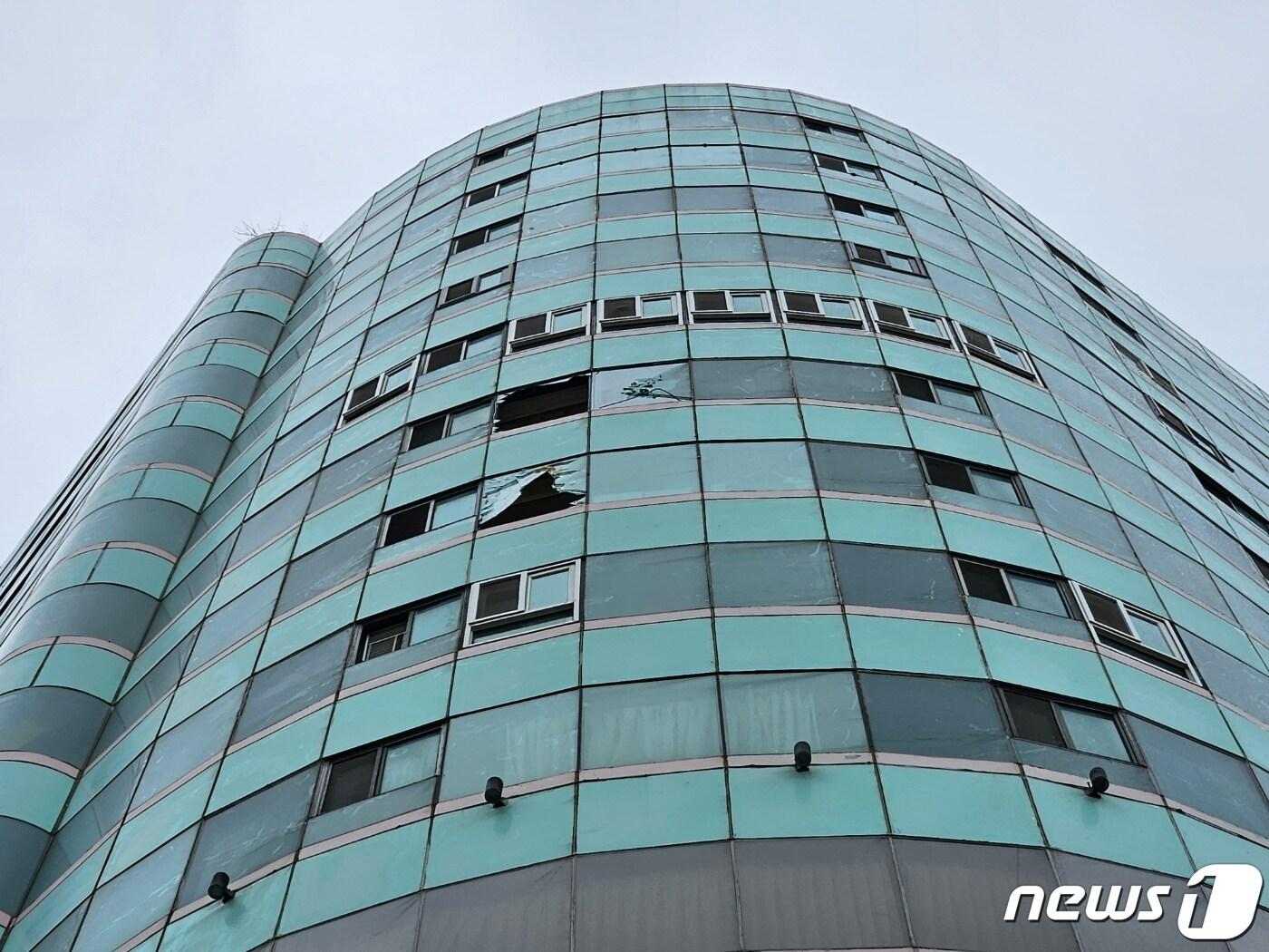 본문 이미지 - 10일 낮 12시께 부산 서구 송도해수욕장 인근 한 건물에 유리가 태풍에 의해 깨져 있다./2023.8.10/뉴스1 ⓒ News1 권영지 기자