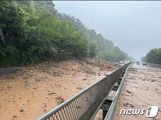 본문 이미지 - 10일 오전 9시쯤 창원시 마산회원구 쌀재터널 내서읍 방향 3㎞지점에서 산사태가 발생했다. 사진은 산사태 현장 모습.(독자제공)