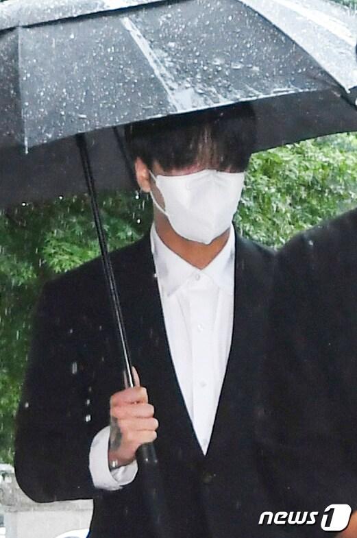 본문 이미지 - 병역법 위반 혐의로 기소된 가수 라비가 10일 오후 서울남부지법에서 열린 선고공판에 출석하고 있다. (공동취재) 2023.8.10/뉴스1 ⓒ News1 김도우 기자