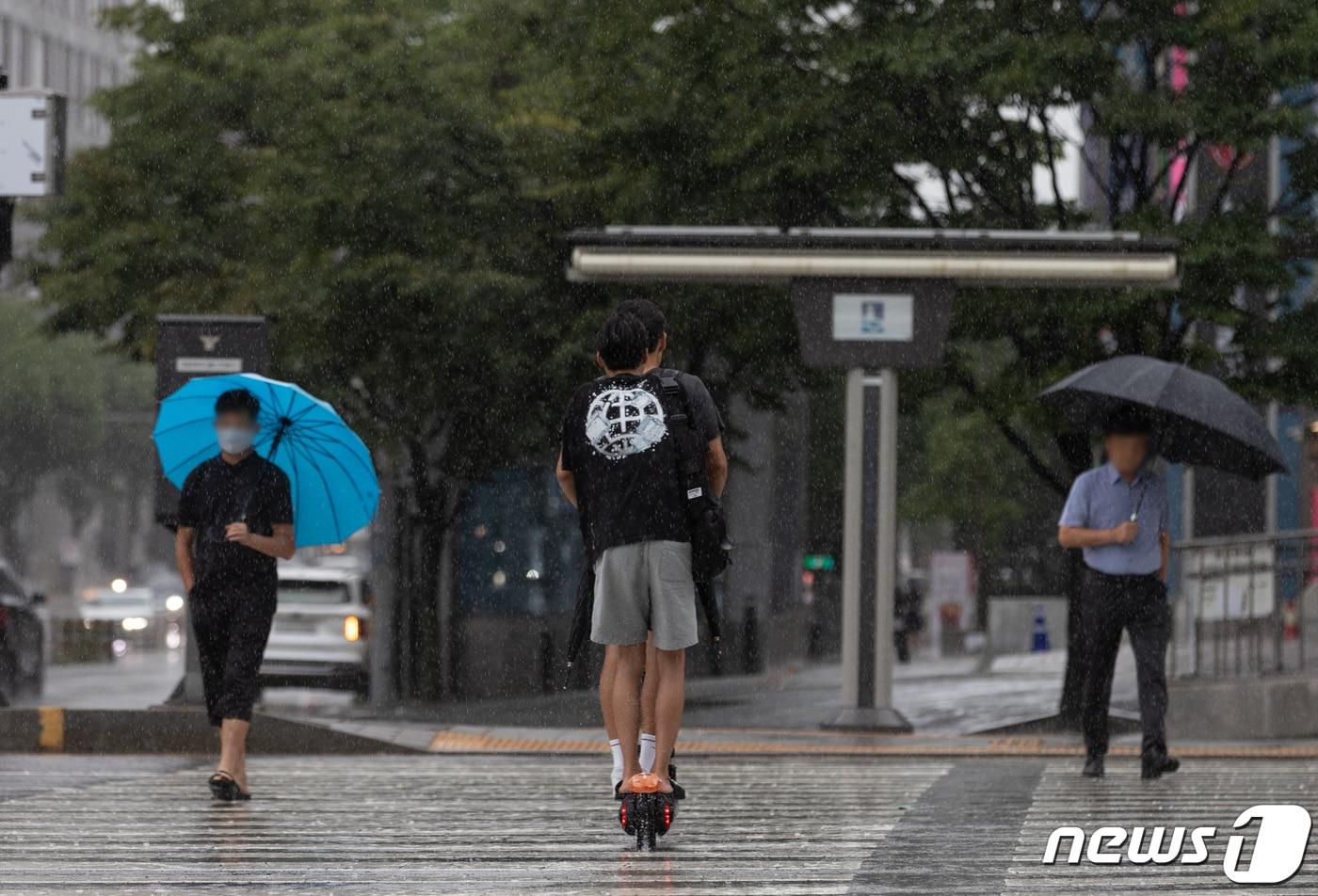 강풍과 호우를 동반한 제6호 태풍 '카눈'이 한반도에 상륙한 10일 오후 경기도 수원시 팔달구의 한 거리에서 전동 킥보드를 탄 학생들이 위험한 운행을 하고 있다. 2023.8.10/뉴스1 ⓒ News1 이재명 기자