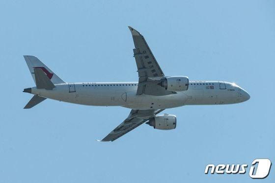 본문 이미지 - 5월28일(현지시간) 상하이 훙차오 국제공항에서 중국이 자체 기술로 개발한 대형 여객기 C919가 베이징을 향해 첫 상업 비행을 하고 있다. 2023.5.29 ⓒ AFP=뉴스1 ⓒ News1 우동명 기자