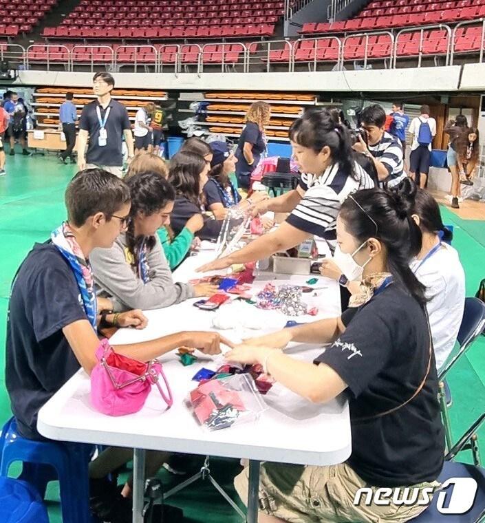 본문 이미지 - 10일 전북 전주 실내체육관에서 전통문화 체험을 진행하고 있는 잼버리 대원들.(전주시 제공)/뉴스1