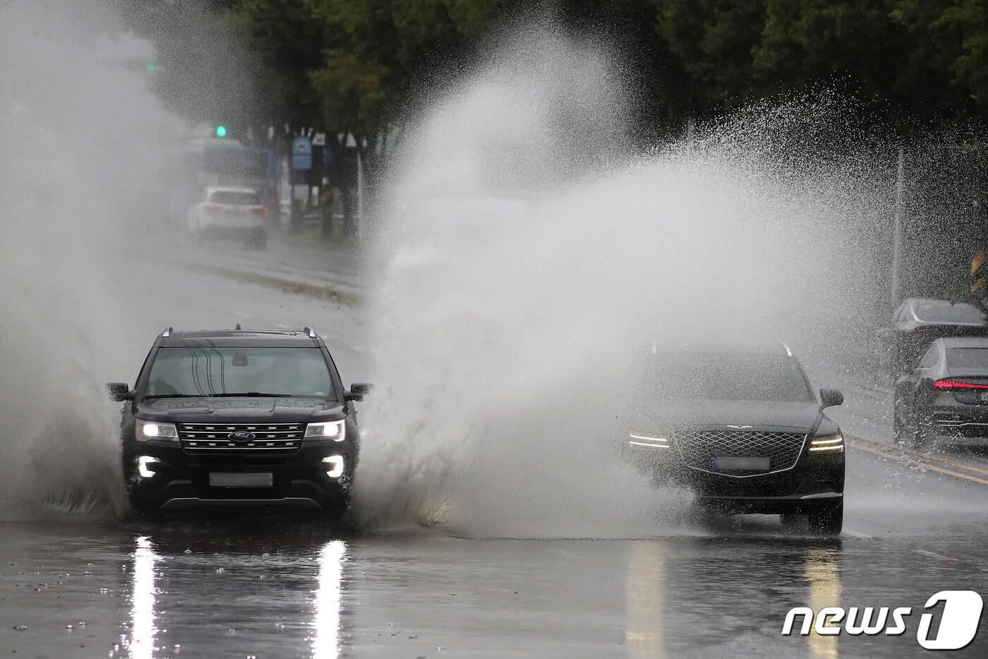 대구 동구와 경북 경산시를 잇는 경안로 일부 구간이 침수돼 이곳을 지나는 차량이 거대한 물보라를 일으키며 달리고 있다. 2023.8.10/뉴스1 ⓒ News1 공정식 기자