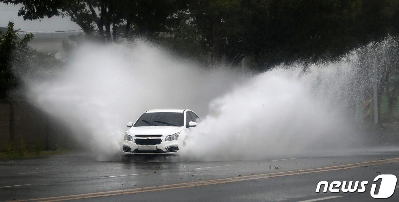 강풍과 호우를 동반한 제6호 태풍 '카눈'이 한반도에 상륙한 10일 대구 동구와 경북 경산시를 잇는 경안로 일부 구간이 침수돼 이곳을 지나는 차량이 거대한 물보라를 일으키며 달리고 있다. 2023.8.10/뉴스1 ⓒ News1 공정식 기자