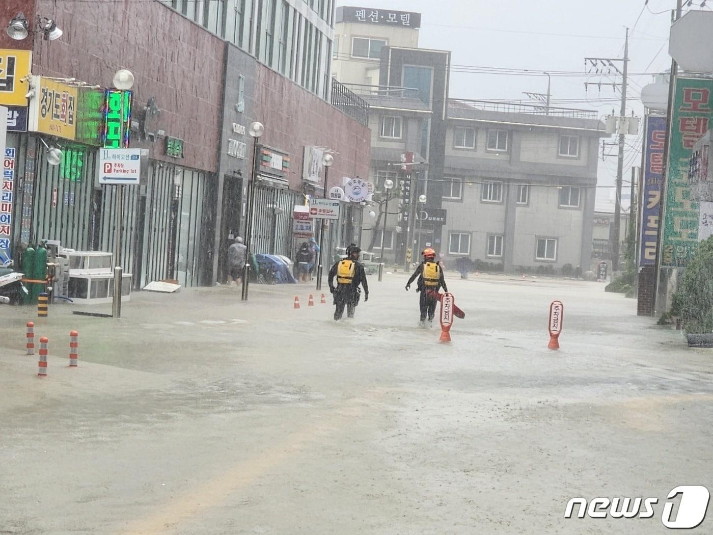 본문 이미지 - 10일 오전 북상 중인 제6호 태풍 '카눈'의 영향으로 폭우가 쏟아진 강원 강릉 경포진안상가 앞 도로가 침수돼 차량 통행이 통제됐다. 전날부터 이날 오후 2시까지 강릉지역 누적 강수량은 307.3㎜다. (강릉소방서 제공) 2023.8.10/뉴스 ⓒ News1 이종재 기자