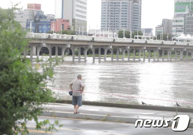 본문 이미지 - 태화강 범람 자료 사진. 2023.8.10/뉴스1 ⓒ News1 김지혜 기자