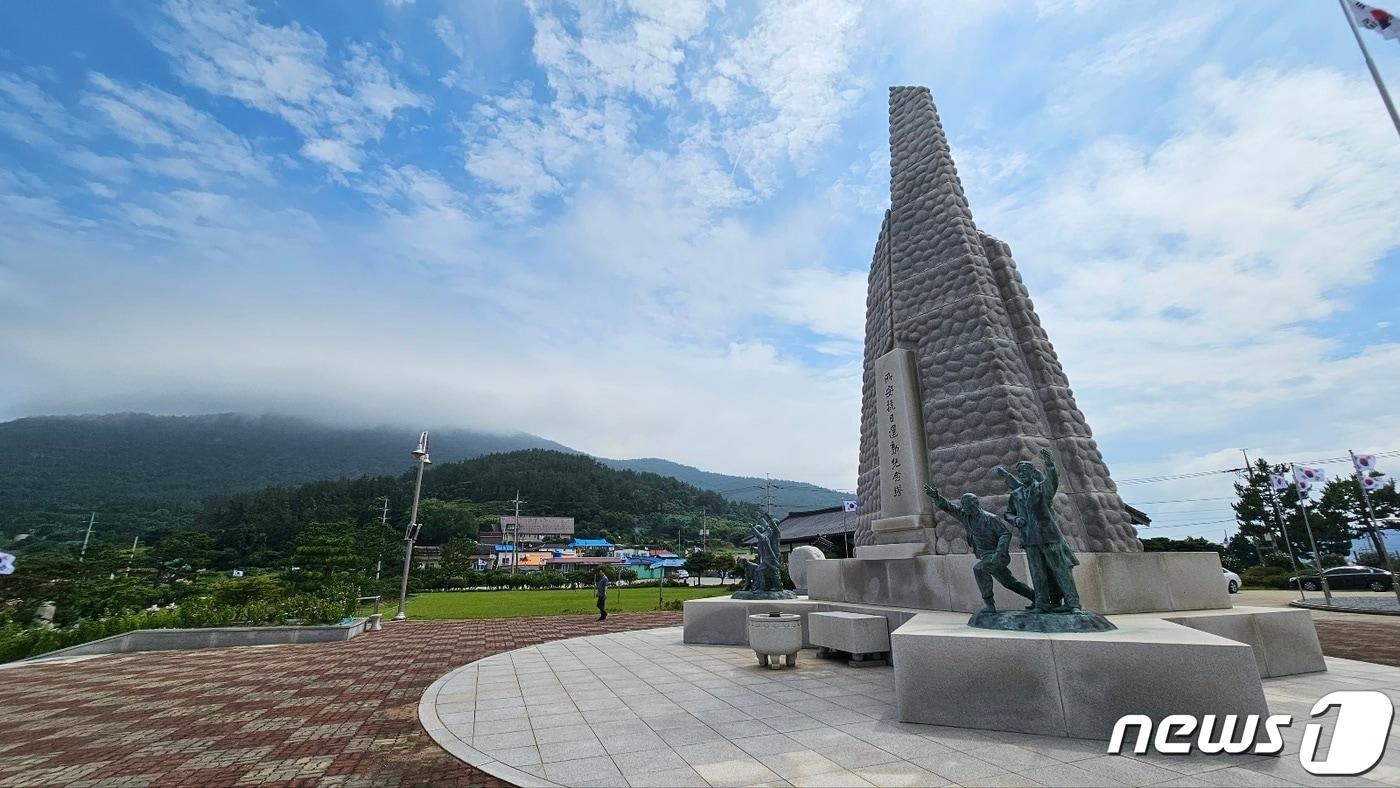 완도 소완도 항일운동기념관 앞에 세워진 소안항일운동기념탑. 1909년 소안도 주민들이 일본이 관리하던 당사도 등대를 공격하는 등 항일 운동을 전개한 것을 기념해 2003년 건립됐다./뉴스1