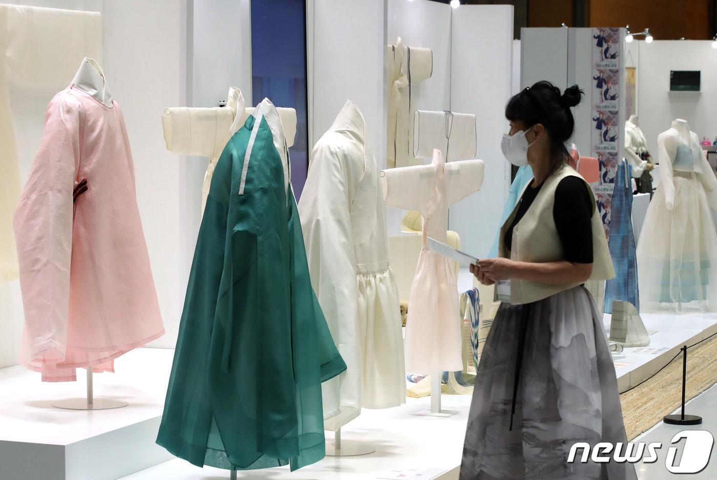 본문 이미지 - 서울 강남구 코엑스에서 열린 한복 박람회 '2023 한복상점'에서 관람객들이 전시된 한복을 살펴보고 있다. 2023.8.10/뉴스1 ⓒ News1 구윤성 기자