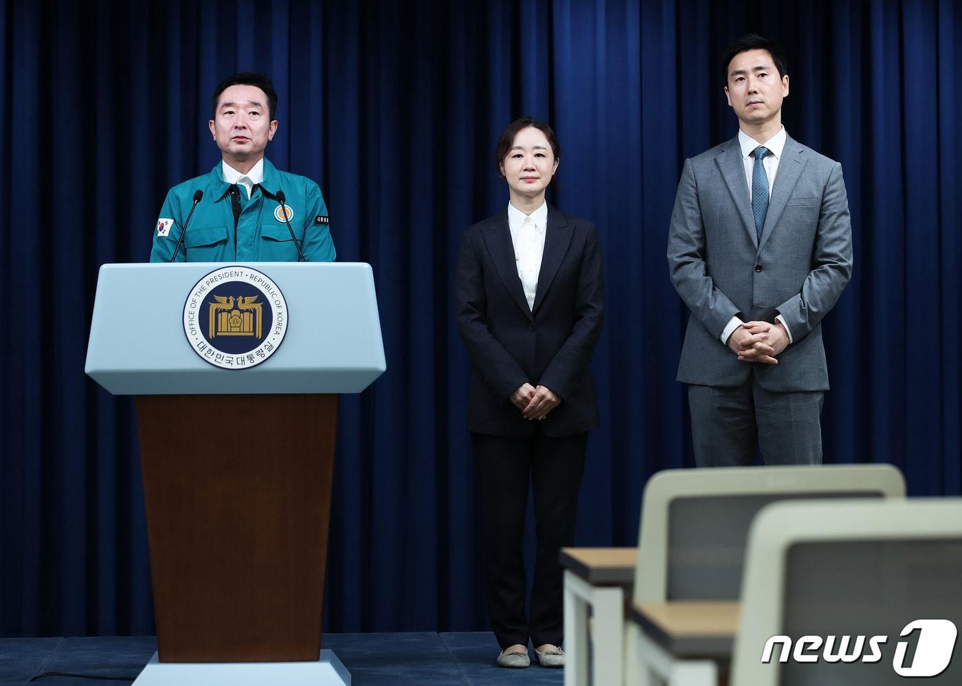 이도운 대통령실 대변인이 10일 오후 용산 대통령실 청사에서 열린 현안 브리핑에서 최지현(왼쪽), 김기흥 신임 부대변인을 소개하고 있다. 2023.8.10/뉴스1 ⓒ News1 오대일 기자