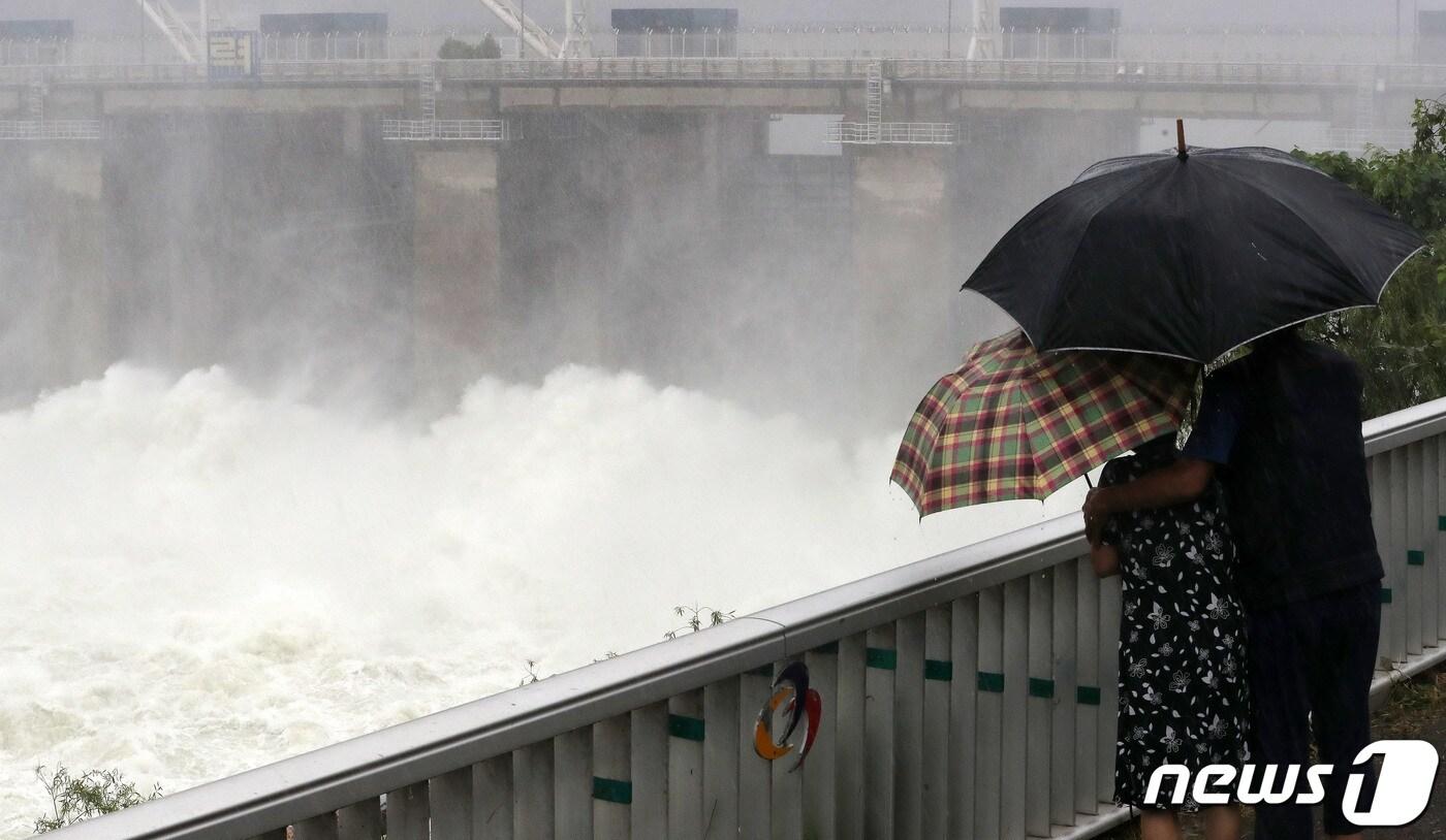 본문 이미지 - 경기도 하남시 팔당댐이 수문을 열고 방류를 하고 있다.  ⓒ News1 