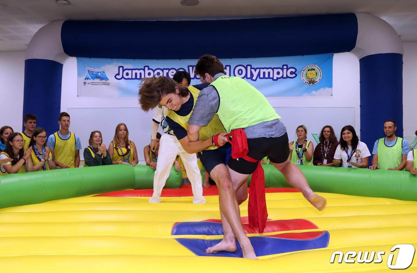 본문 이미지 - 현대자동차그룹은 수도권 소재 연수원 4곳에 머물고 있는 6개국 1천여명의 세계스카우트잼버리 대원에게 한국 문화 및 산업, 잼버리 정신을 결합한 3색 프로그램을 선보이며 호평받고 있다고 10일 밝혔다. 기아 오산교육센터에서 머무르는 슬로베니아 잼버리 대원들이 공굴리기, 6인7각 달리기, 씨름 등으로 구성된 '잼버리 월드 올림픽'을 즐기고 있다. (현대자동차그룹 제공) 2023.8.10/뉴스1