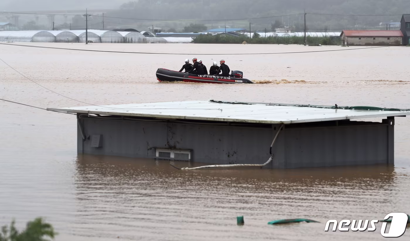 강풍과 호우를 동반한 제6호 태풍 '카눈'으로 침수된 대구 군위군 효령면 병수리 마을을 119특수구조대가 수색하고 있다. 2023.8.10/뉴스1 ⓒ News1 공정식 기자