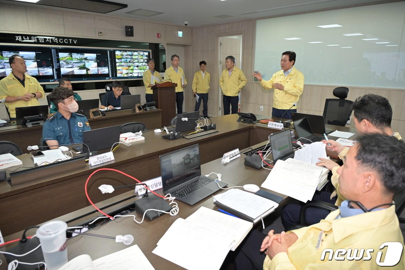 본문 이미지 - 박완수 경남지사가 9일 오후 도청 재난안전상황실에서 태풍 대비 상황관리에 대해 당부사항을 전하고 있다.(경남도 제공)