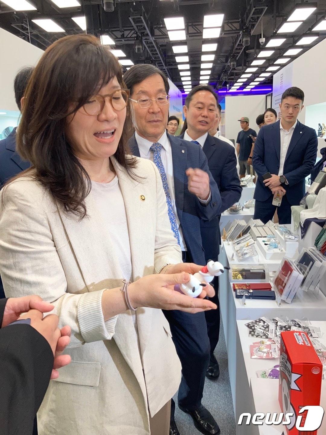 본문 이미지 - 한국방문의해 부스에서 굿즈를 살펴보는 장미란 문화체육관광부 제2차관 ⓒ 뉴스1 윤주영 기자