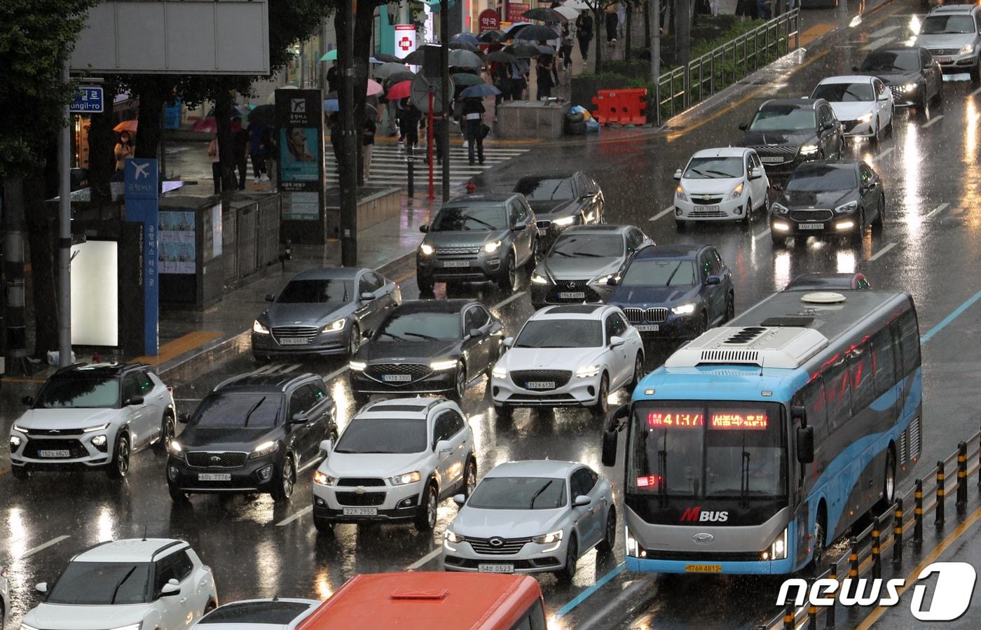 본문 이미지 - 서울 중구 서울역 인근 도로에서 차량들이 전조등을 켜고 서행하고 있다./뉴스1 ⓒ News1 김민지 기자