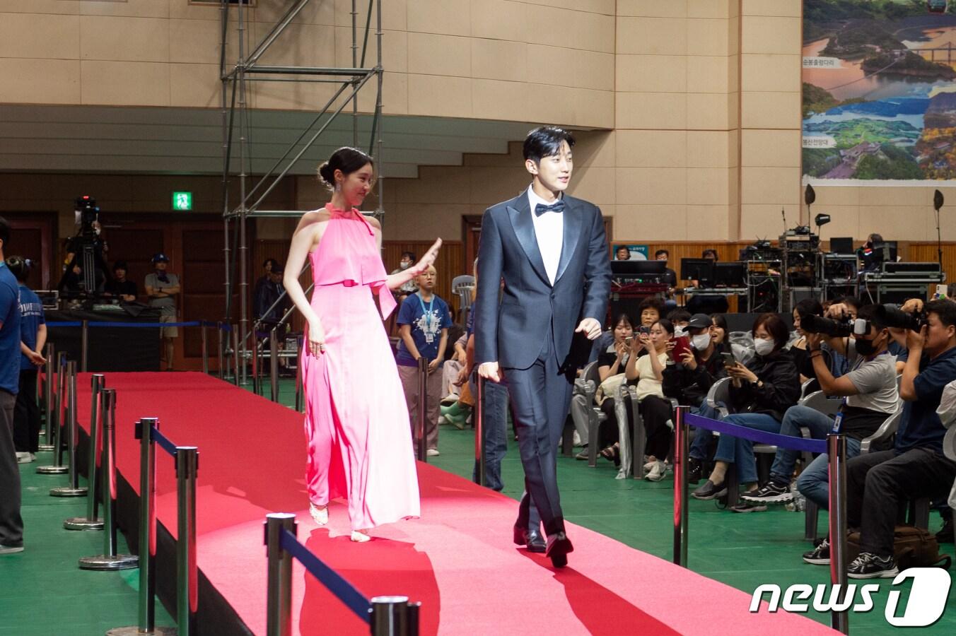 본문 이미지 - 10일 제천실내체육관에서 열린 19회 제천국제음악영화제 개막식 사회자인 배우 진영과 김예원이 레드카펫를 걷고 있다. 