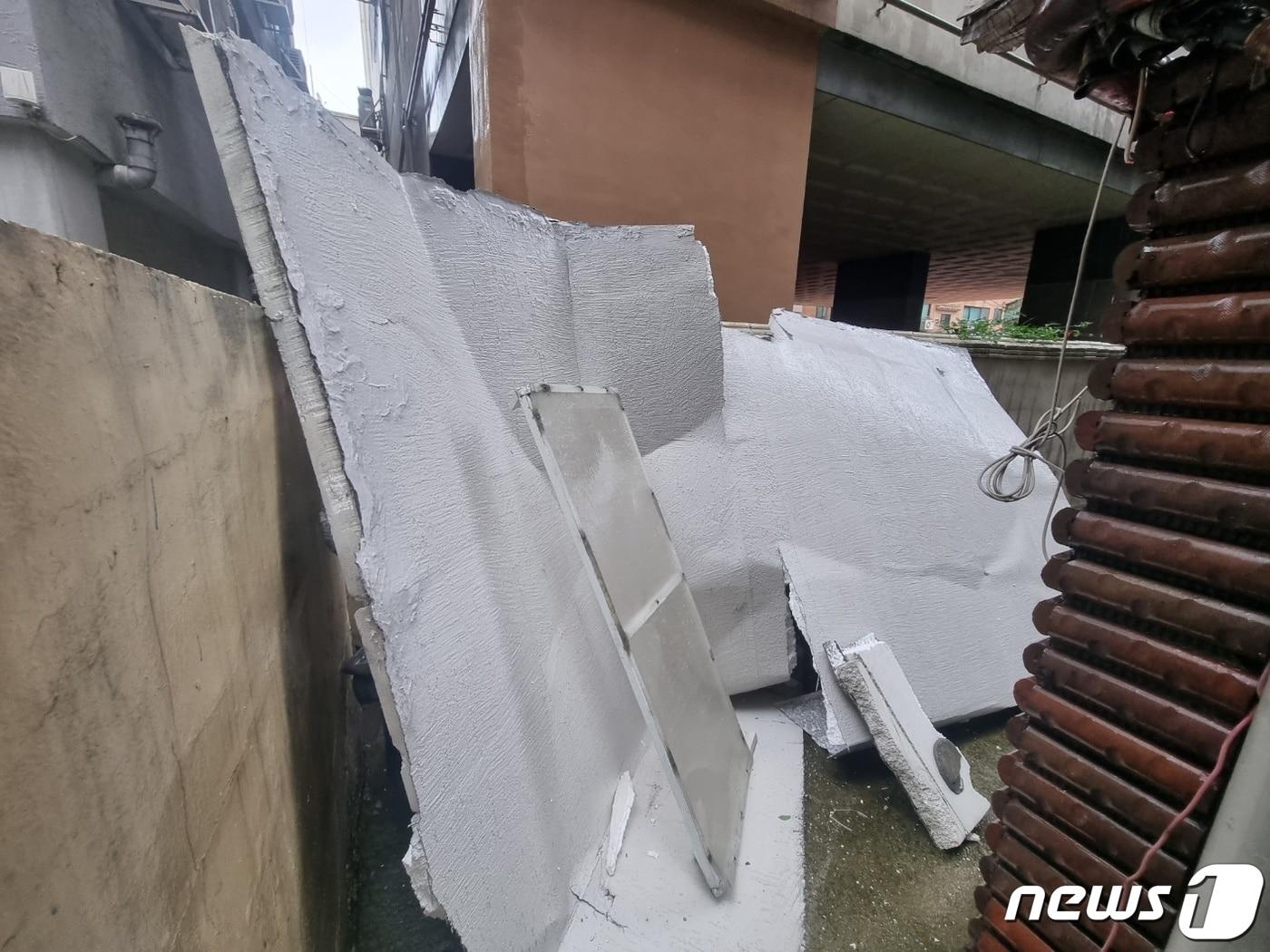 본문 이미지 - 제6호 태풍 '카눈'이 북상 중인 10일 오후 5시22분께 인천시 미추홀구 용현동 한 건물 외벽이 강한 바람을 동반한 많은 비로 인해 떨어져 나갔다는 신고가 119로 접수됐다. (인천소방본부 제공) 2023.8.10/뉴스1 ⓒ News1 박아론 기자