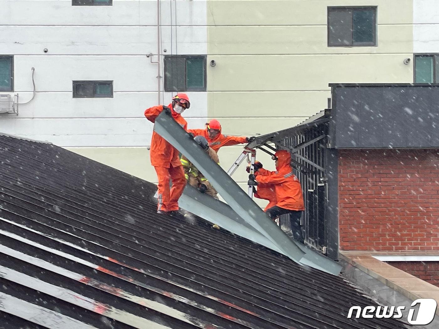 본문 이미지 -  소방대원들이 태풍 대비 안전조치를 하는 모습. (소방청 제공) 