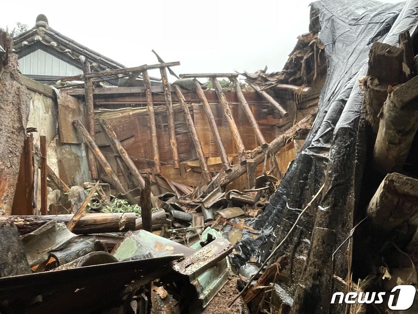 본문 이미지 - 제6호 태풍 '카눈'이 북상한 지난 10일 오후 서울 종로구 필운동 한옥주택 지붕이 붕괴, 출동한 소방대원들이 현장을 점검하고 있다. (종로소방서 제공) 2023.8.10/뉴스1