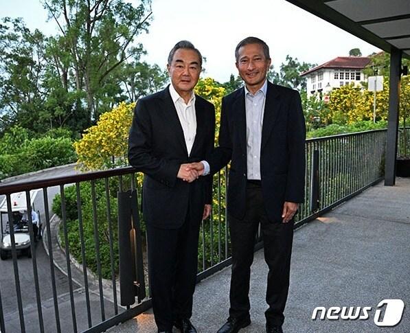 본문 이미지 - 왕이 중국 외교부장과 비비안 발라크리쉬난 싱가포르 외교장관이 10일 싱가포르에서 회담을 가졌다. (중국 외교부 홈페이지 갈무리)