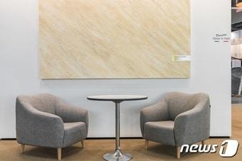 본문 이미지 - 이탈리아 프리미엄 페인트 기업 ‘아드 라카넬로’ 천연 라임 페인트 시공 모습(삼화페인트 제공) 