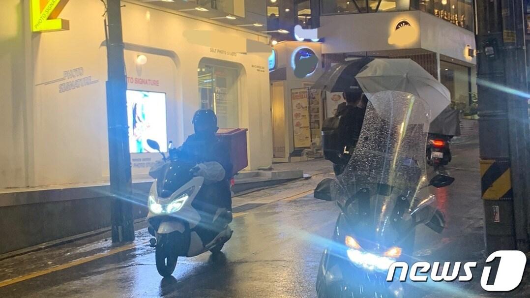 본문 이미지 - 11일 서울 강남구의 먹자골목 인근. 배달 오토바이들이 음식을 받기 위해 대기 중이다. ⓒ 뉴스1 장성희 기자