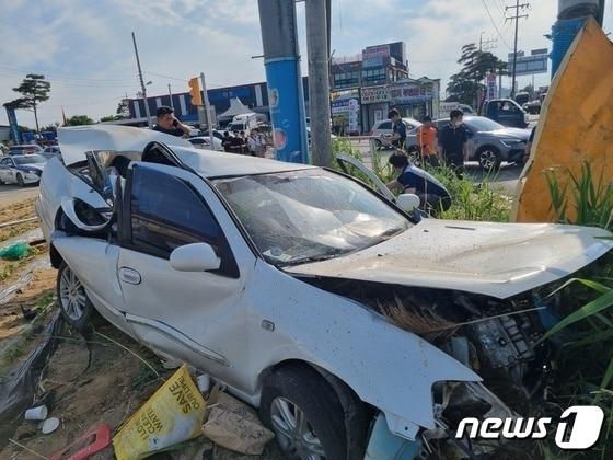 본문 이미지 - 지난 5월18일 충북 음성군 감곡사거리에서 승용차가 인도를 걷던 여학생 2명을 들이받아 2명이 숨졌다.(독자 송영훈씨 제공).2023.05.18./뉴스1