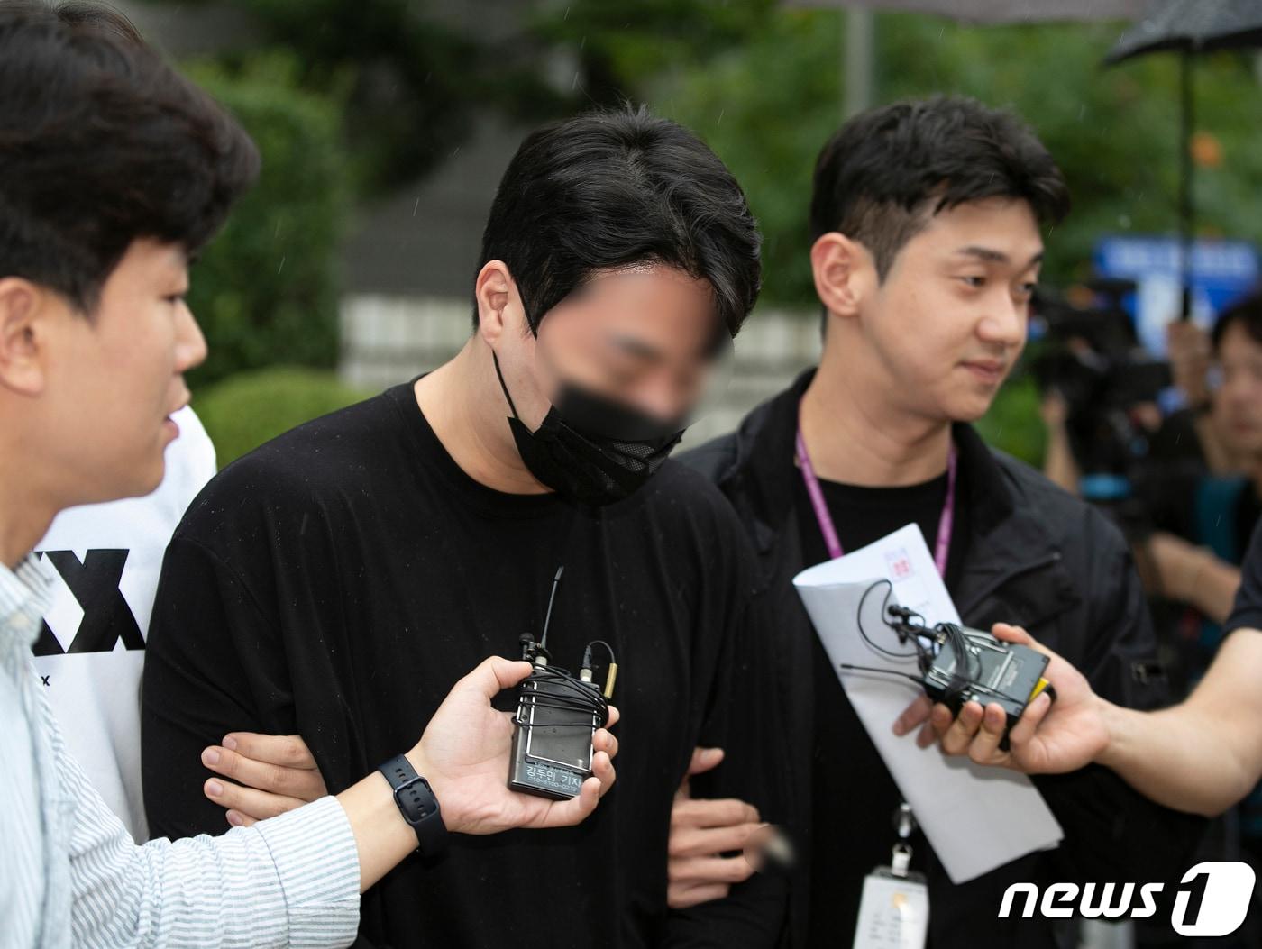 본문 이미지 - 향정신성의약품을 투약한 채 롤스로이스 차량을 몰다 행인을 치어 중상을 입힌 20대 남성 A씨가 2023년 8월 11일 오전 서울 서초구 서울중앙지방법원에서 열린 구속 전 피의자심문&#40;영장실질심사&#41;을 마친 후 법정을 나서고 있다. 2023.8.11/뉴스1 ⓒ News1 신웅수 기자