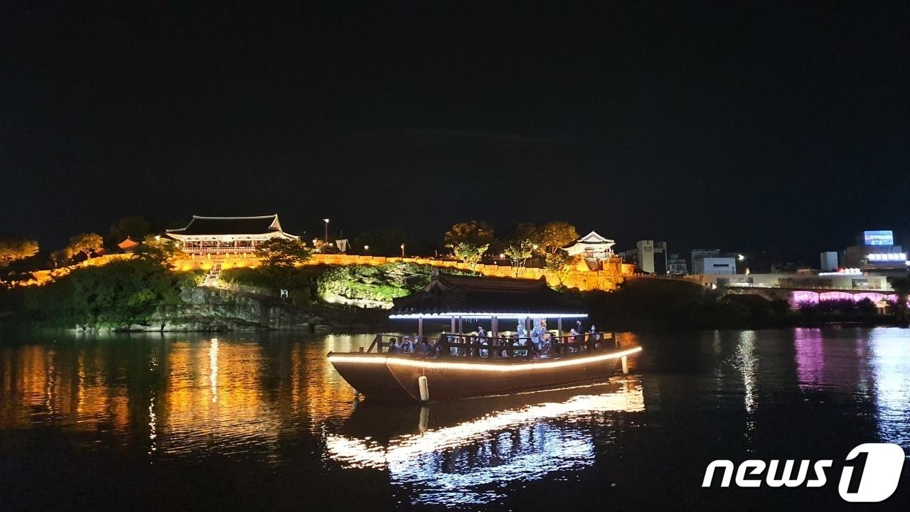 본문 이미지 - 진주성 촉석루와 남강 유람선 김시민호&#40;진주시 제공&#41;.