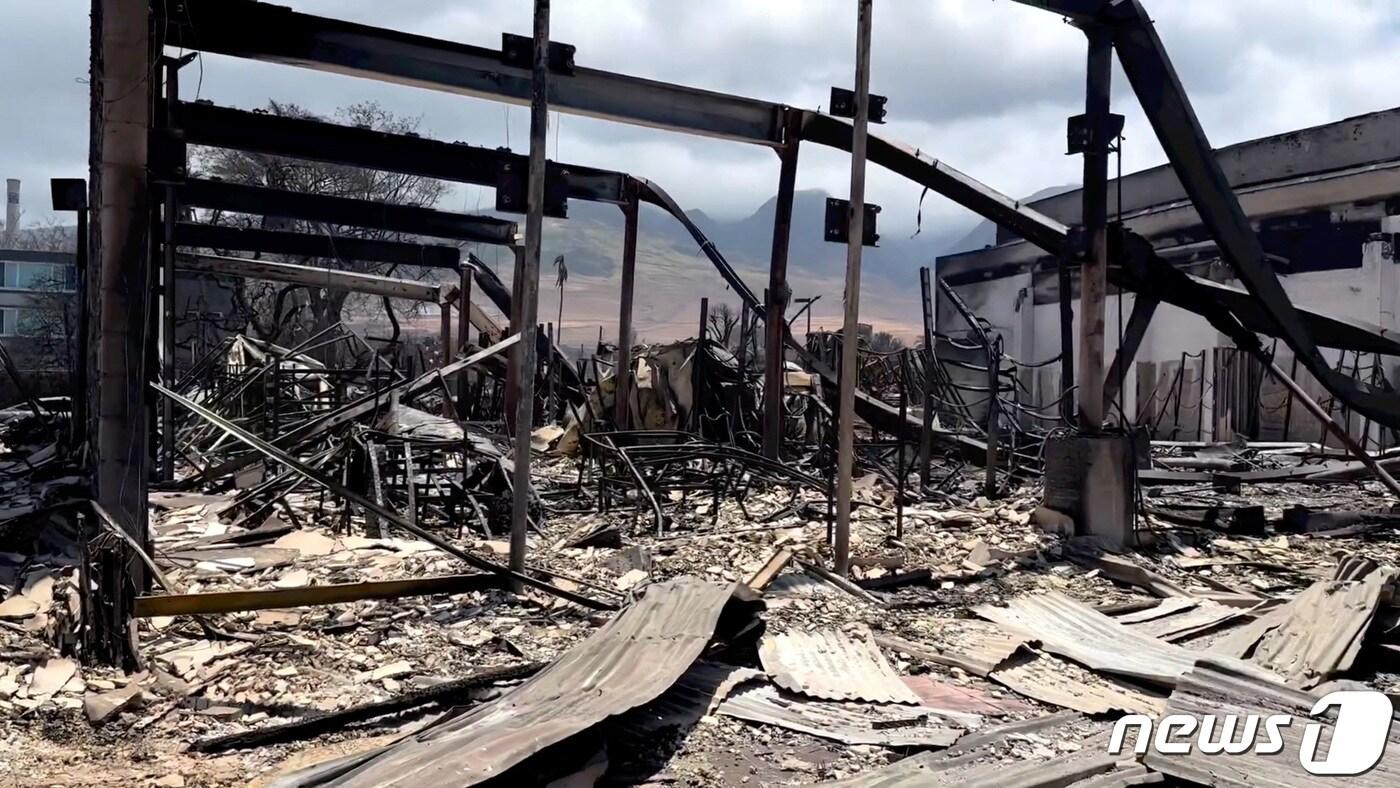 본문 이미지 - 10일(현지시간) 대형 화재가 발생한 미국 하와이 라하이나 지역 소재의 건물이 불에 타 앙상한 철근만 남아있다. 2023.08.11/ ⓒ 로이터=뉴스1 ⓒ News1 김형준 기자