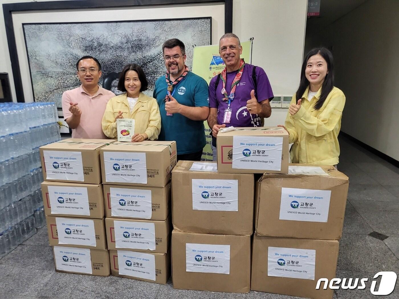 본문 이미지 - 전북 고창군이 10일 오후 전북대학교, 한국농수산대학 기숙사를 찾아 잼버리 영외활동을 하고있는 말레이시아, 포르투갈 스카우트 대원 1320명에게 고창 농특산품을 간식으로 전달했다.(고창군 제공)2023.8.11/뉴스1
