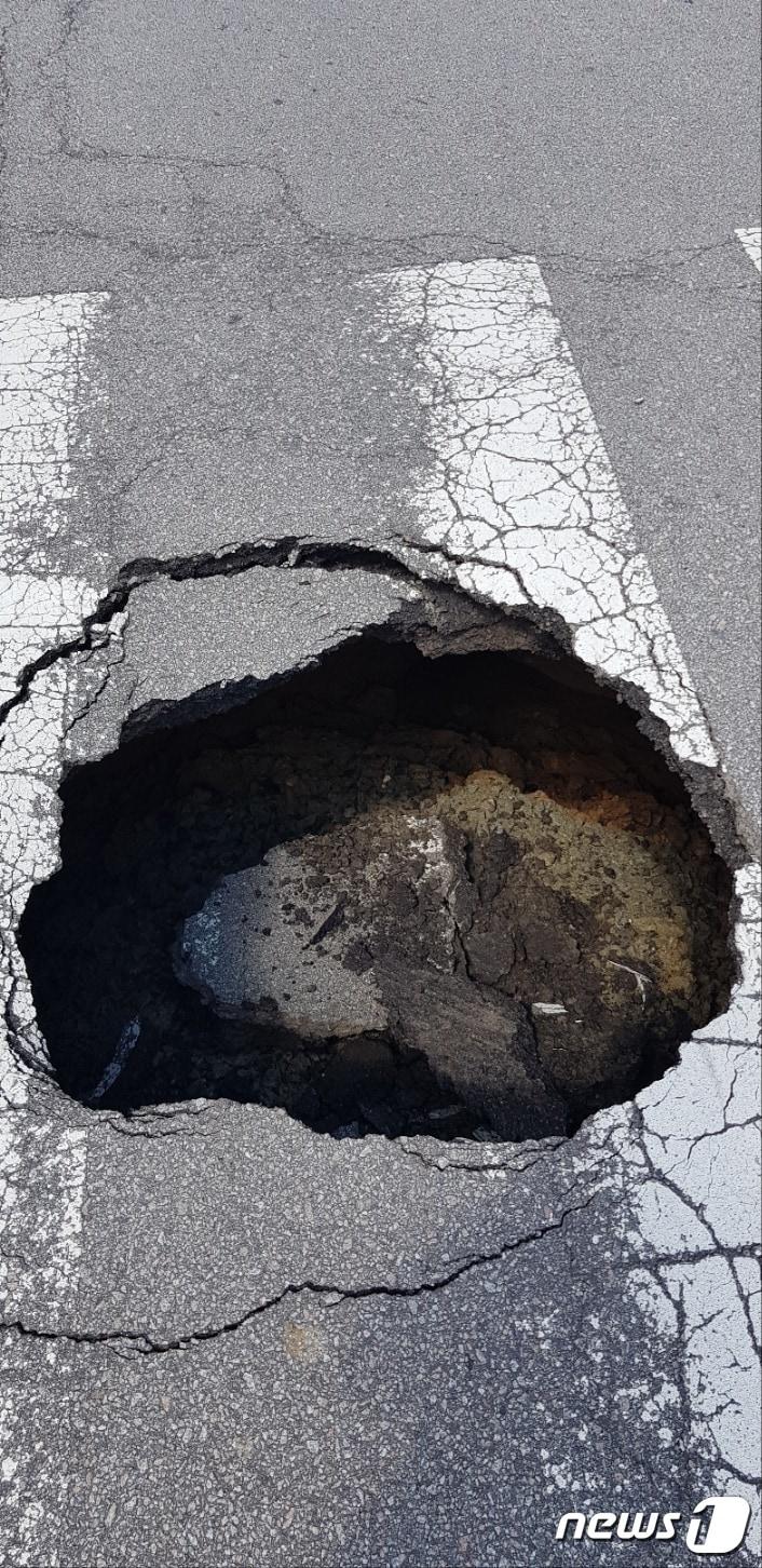 본문 이미지 - 포트홀. 기사 내용과는 무관. (독자제공) 2023.8.11/뉴스1 ⓒ News1 이수민 기자