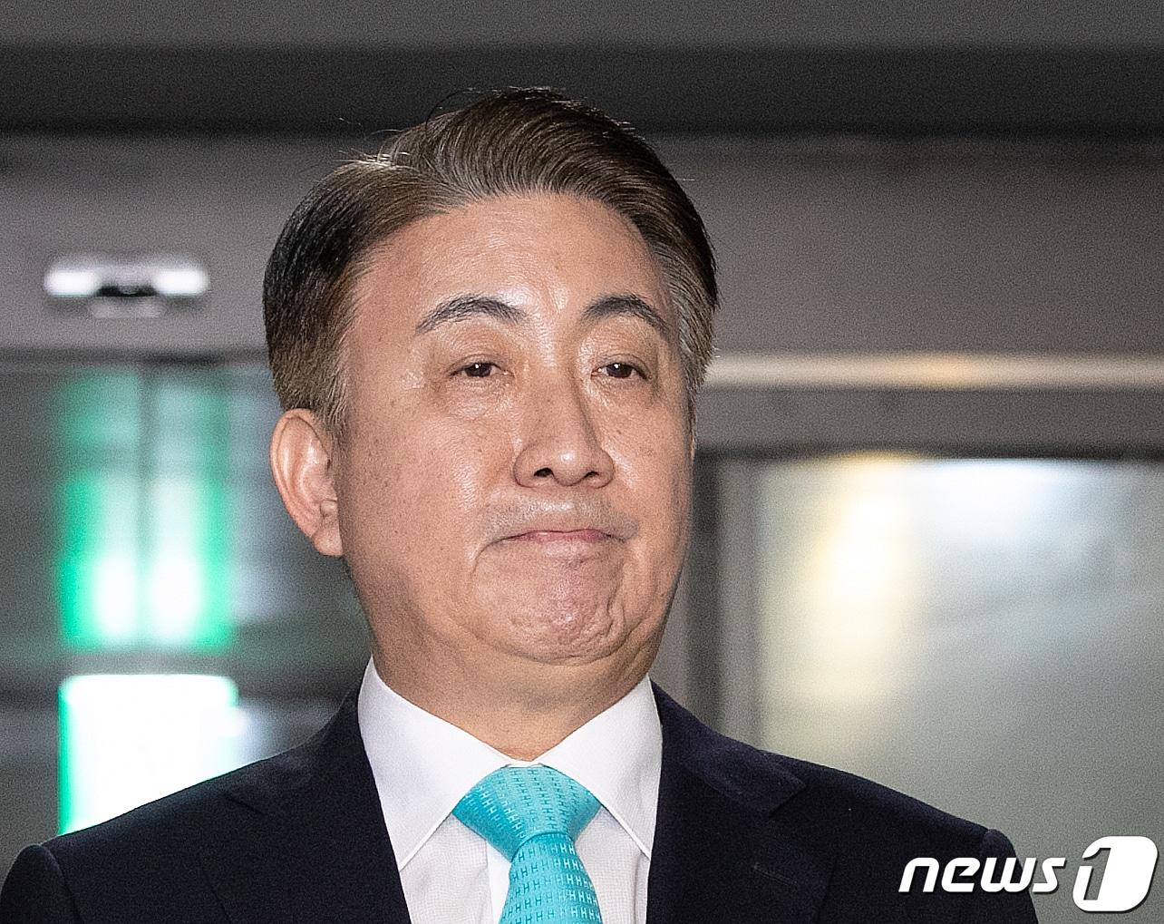 본문 이미지 - 이동관 방송통신위원장 후보자가 11일 오후 경기 과천시의 한 오피스텔에 마련된 청문회 준비 사무실로 출근하고 있다. 2023.8.11/뉴스1 ⓒ News1 신웅수 기자