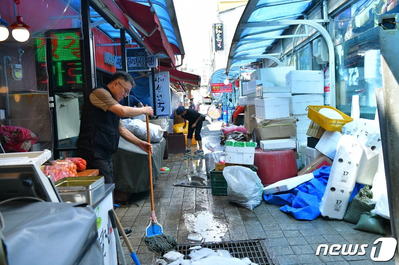 10일 오전 강원 속초시 속초관광수산시장에서 상인들이 전날 물난리 흔적을 위한 청소에 한창이다.(속초시 제공) 2023.8.11/뉴스1