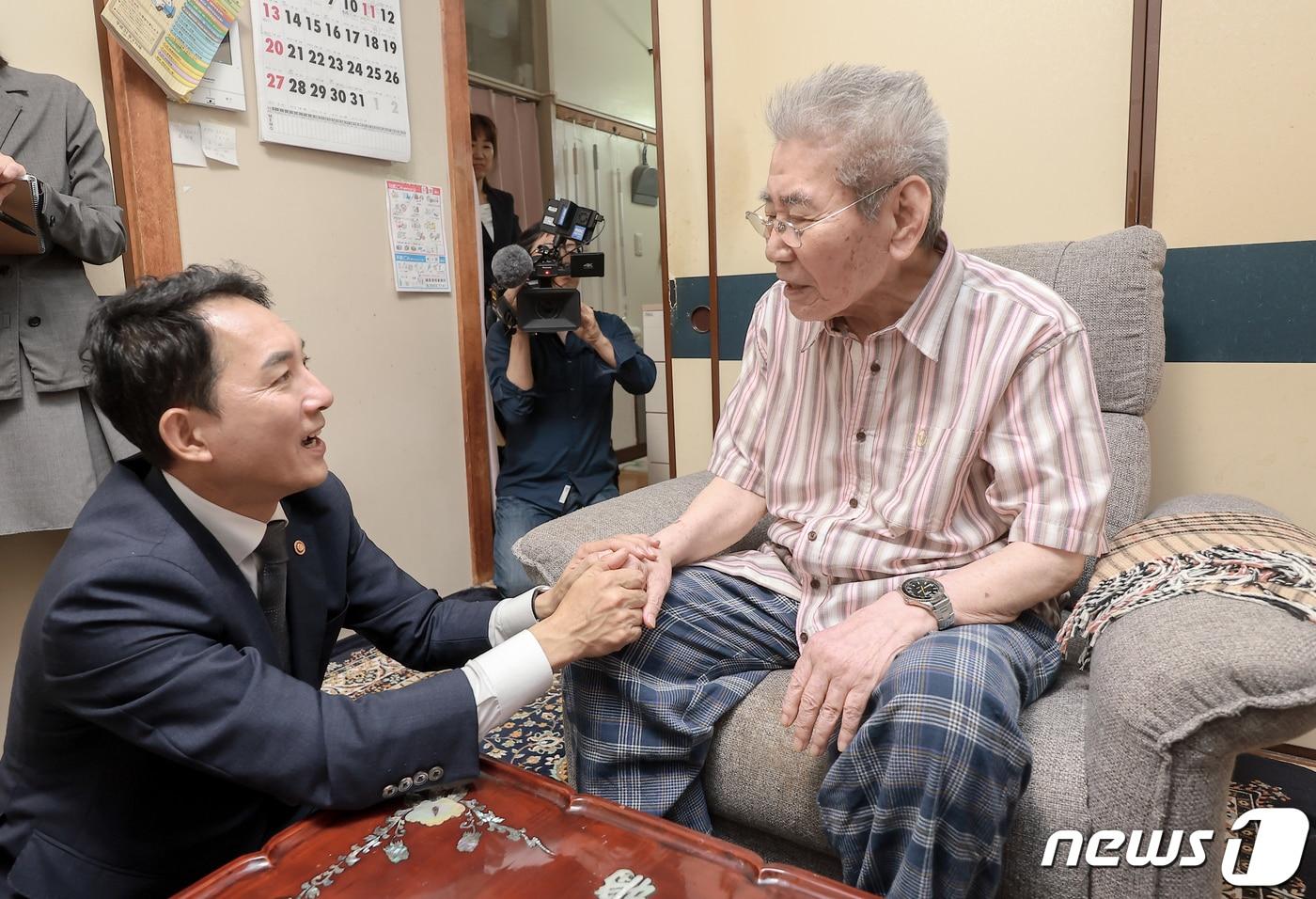 본문 이미지 - 박민식 국가보훈부 장관이 11일 오후 일본 내 유일한 생존 독립유공자이자 광복군인 오성규 애국지사의 자택을 방문해 대화를 나누고 있다. (국가보훈부 제공) 2023.8.11/뉴스1