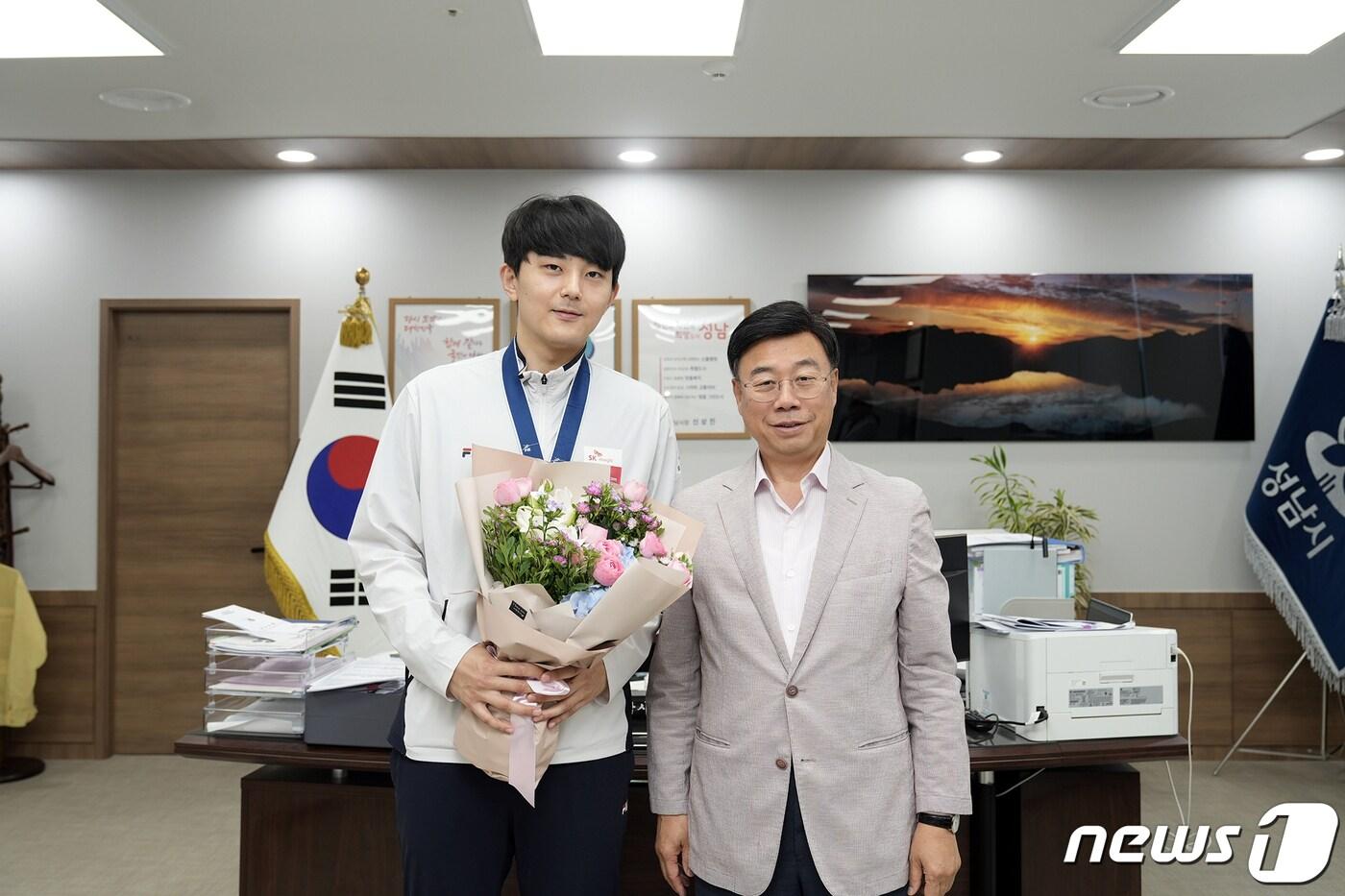 본문 이미지 - 성남시청 펜싱팀 하한솔 선수(왼쪽)와 신상진 시장.(성남시 제공)