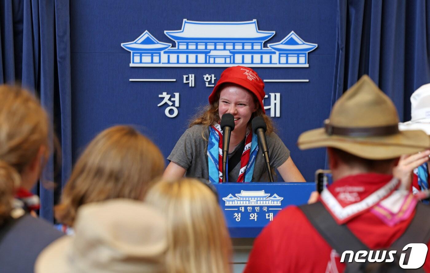 세계스카우트잼버리대회 덴마크, 노르웨이 참가자자들이 지난 9일 청와대를 관람하며 즐기는 모습(문체부 제공)