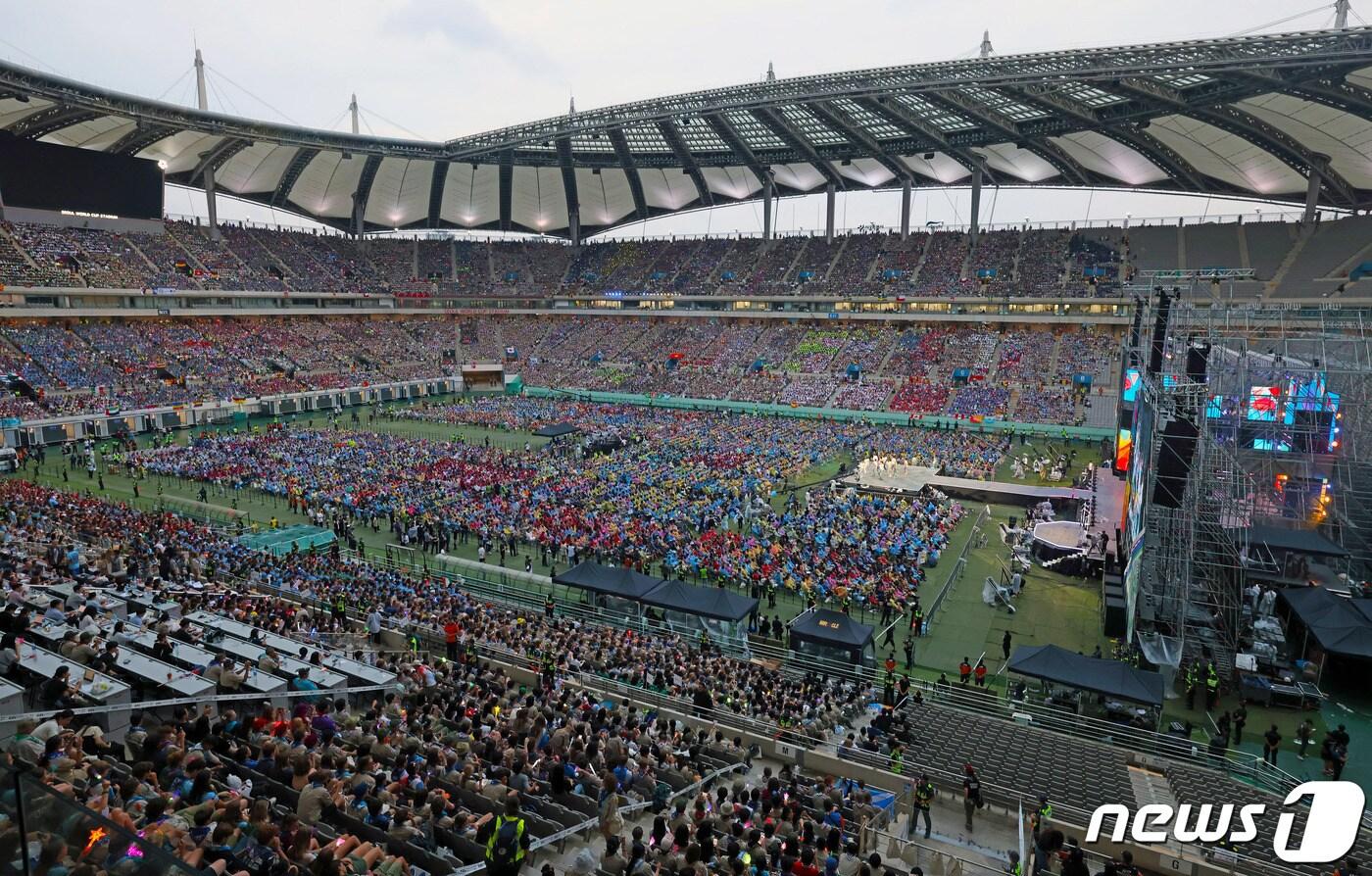 본문 이미지 - 11일 오후 서울 마포구 서울월드컵경기장에서 2023 세계스카우트잼버리대회 콘서트 ‘K-팝 슈퍼라이브’가 진행되고 있다. (문화체육관광부 제공)2023.8.11/뉴스1